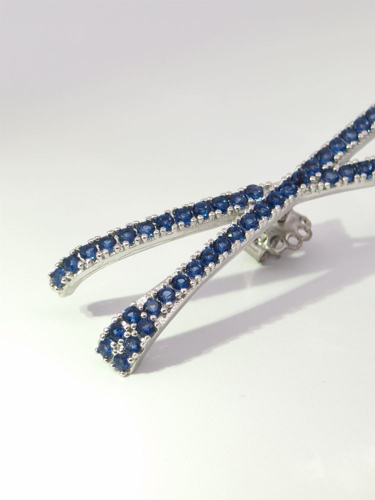 CROSS BLUE STONES CENTRAL PIN EARRINGS